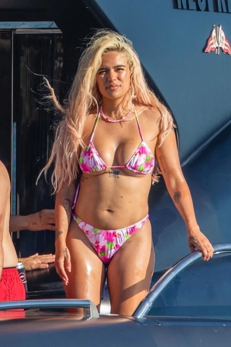 Neodoljiva Kolumbijka uhvaćena na plaži u tanga bikiniju i kroz glavu nam prolazi samo jedna riječ - bujno!
