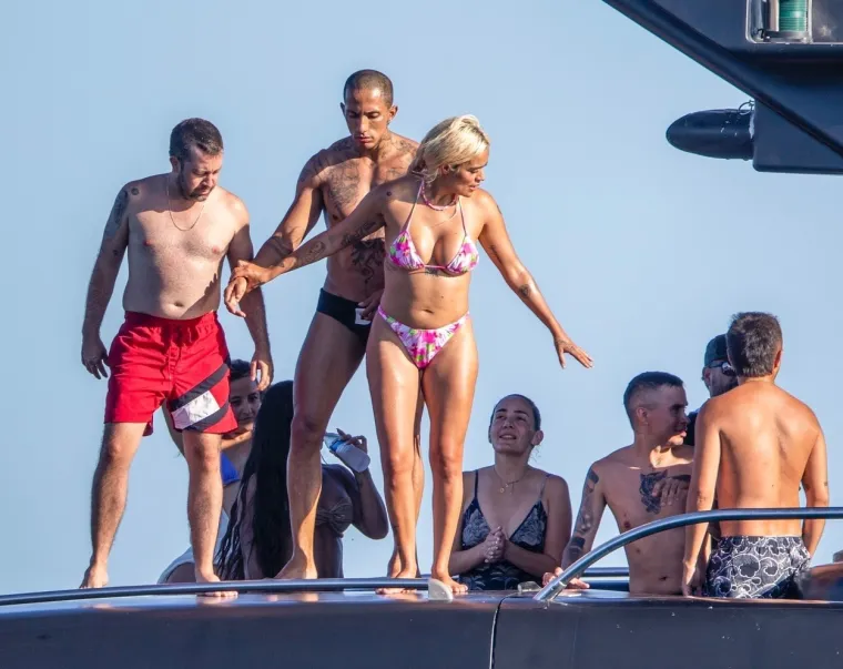 Neodoljiva Kolumbijka uhvaćena na plaži u tanga bikiniju i kroz glavu nam prolazi samo jedna riječ - bujno!