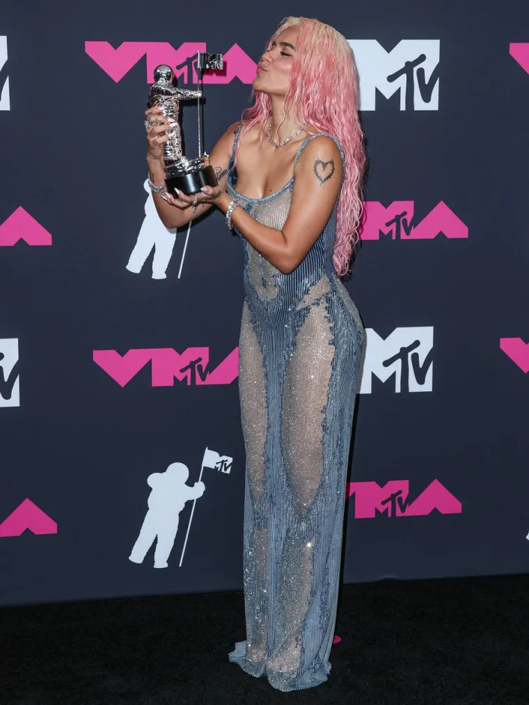 Neodoljiva Kolumbijka uhvaćena na plaži u tanga bikiniju i kroz glavu nam prolazi samo jedna riječ - bujno!