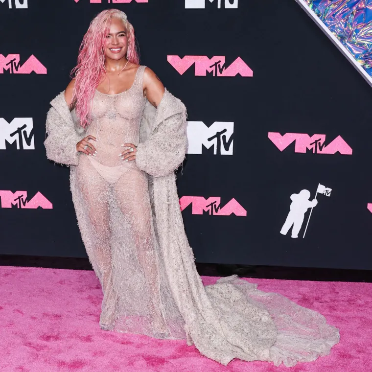 Neodoljiva Kolumbijka uhvaćena na plaži u tanga bikiniju i kroz glavu nam prolazi samo jedna riječ - bujno!