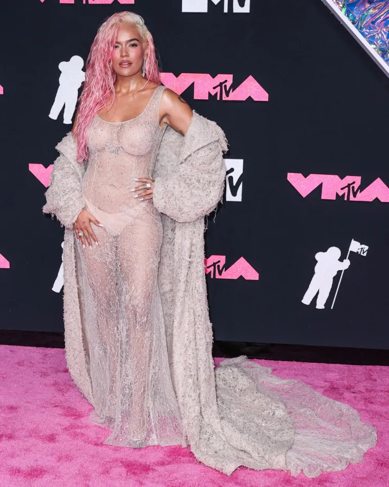 Neodoljiva Kolumbijka uhvaćena na plaži u tanga bikiniju i kroz glavu nam prolazi samo jedna riječ - bujno!