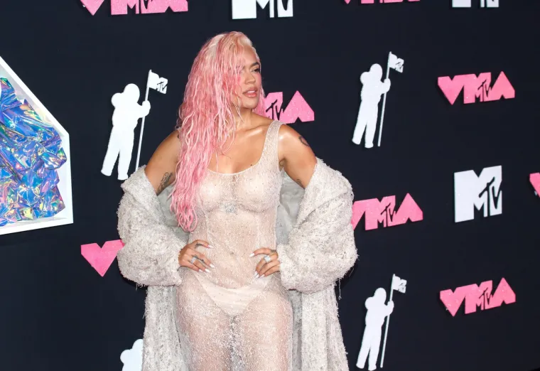 Neodoljiva Kolumbijka uhvaćena na plaži u tanga bikiniju i kroz glavu nam prolazi samo jedna riječ - bujno!