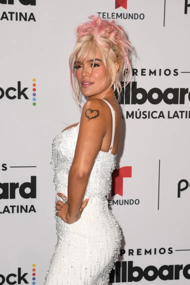 Neodoljiva Kolumbijka uhvaćena na plaži u tanga bikiniju i kroz glavu nam prolazi samo jedna riječ - bujno!