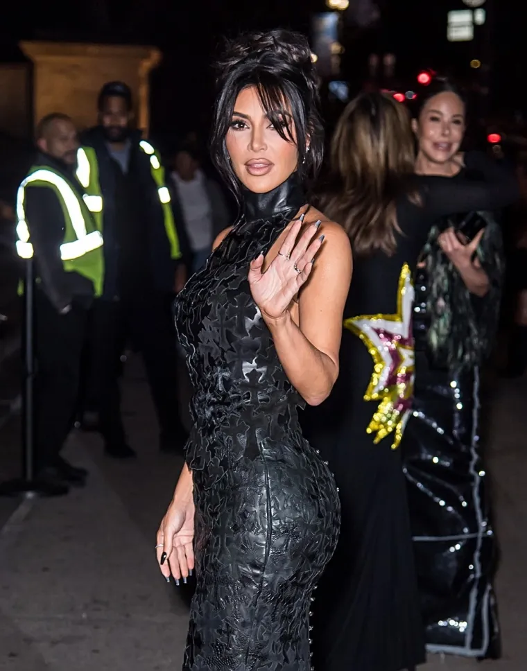 Vilice su tresnule o pod kad je Kim Kardashian okrenula leđa u spektakularnoj kožnoj haljini