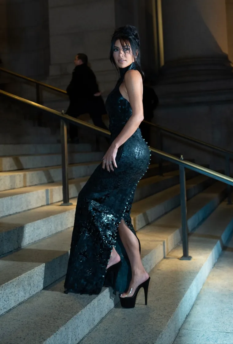 Vilice su tresnule o pod kad je Kim Kardashian okrenula leđa u spektakularnoj kožnoj haljini