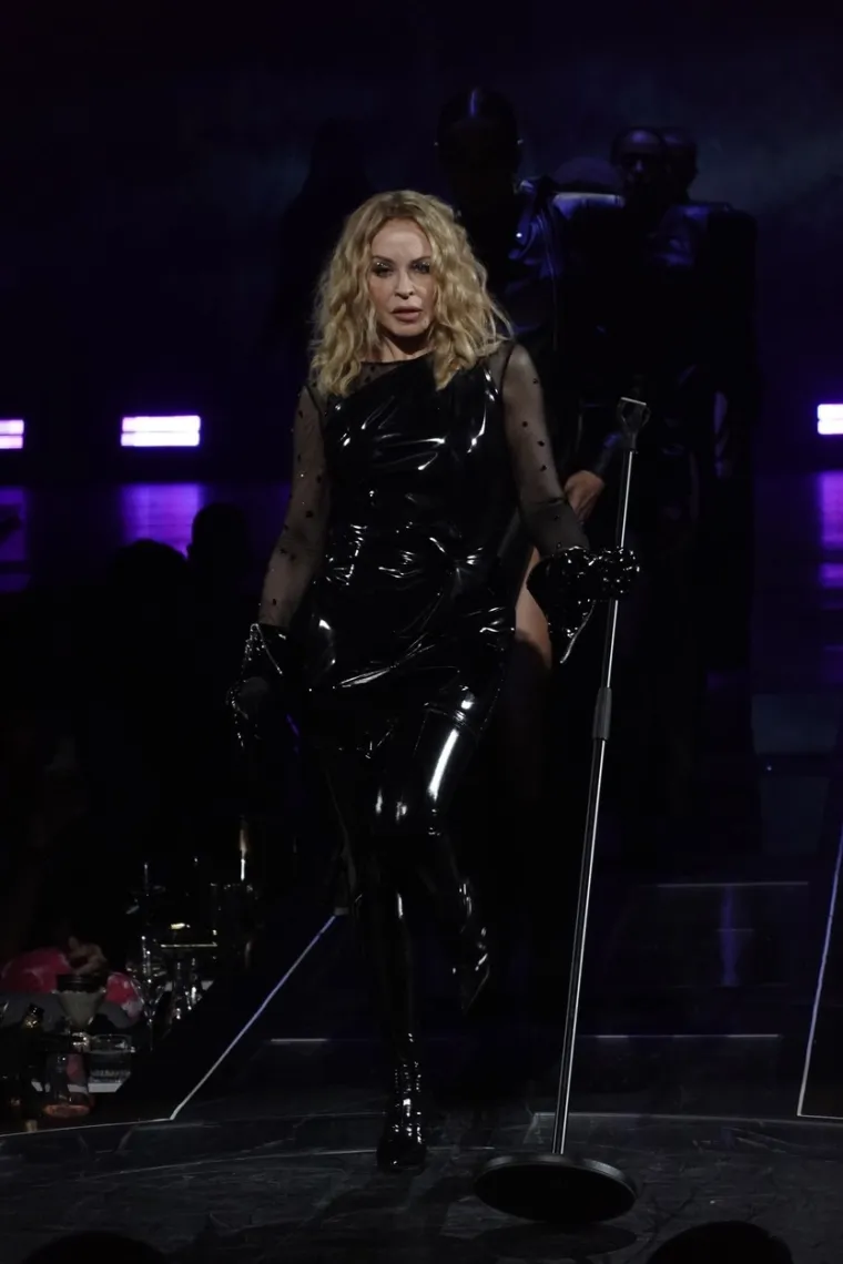 Kylie Minogue se vratila - i ostavlja bez daha! Tijekom nastupa promijenila je nekoliko kostima, i u svima izgledala nevjerojatno seksi