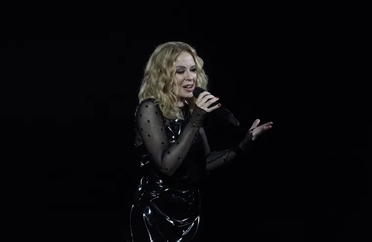 Kylie Minogue se vratila - i ostavlja bez daha! Tijekom nastupa promijenila je nekoliko kostima, i u svima izgledala nevjerojatno seksi