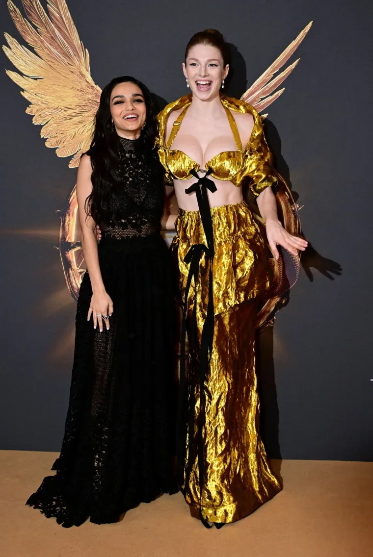  Rachel Zegler i Hunter Schafer  na premijeri filma &apos;Igre gladi: Balada o pticama pjevicama i zmijama&apos; u Londonu. Hunter je odjenula komplet zlatnog topa i suknje.