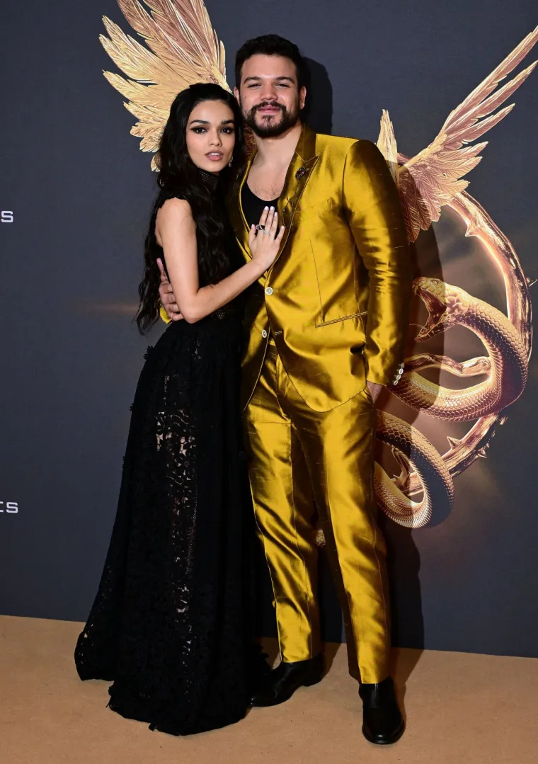  Rachel Zegler i Josh Andres Rivera na premijeri filma &apos;Igre gladi: Balada o pticama pjevicama i zmijama&apos; u Londonu.  Josh je odjenuo zlatno odijelo. 