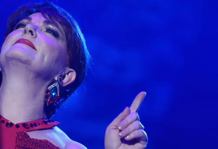 Prekrasna Zorica Kondža u crvenom priredila koncert za pamćenje u Koncertnoj dvorani 'Vatroslava Lisinskog'