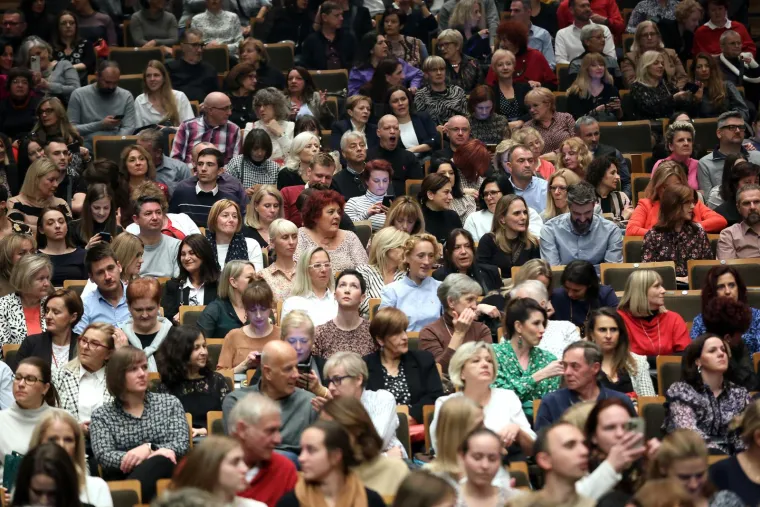 Prekrasna Zorica Kondža u crvenom priredila koncert za pamćenje u Koncertnoj dvorani 'Vatroslava Lisinskog'