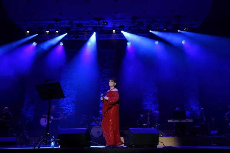 Prekrasna Zorica Kondža u crvenom priredila koncert za pamćenje u Koncertnoj dvorani 'Vatroslava Lisinskog'
