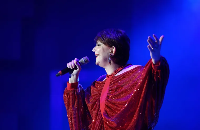 Prekrasna Zorica Kondža u crvenom priredila koncert za pamćenje u Koncertnoj dvorani 'Vatroslava Lisinskog'