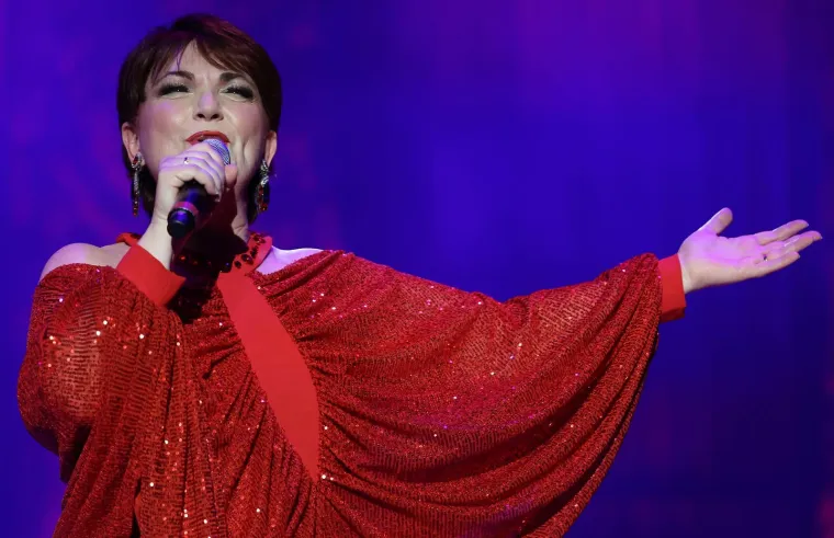 Prekrasna Zorica Kondža u crvenom priredila koncert za pamćenje u Koncertnoj dvorani 'Vatroslava Lisinskog'