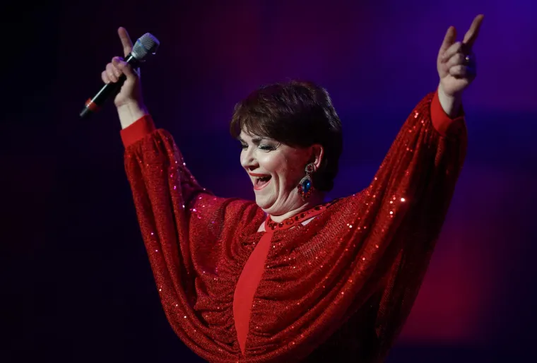 Prekrasna Zorica Kondža u crvenom priredila koncert za pamćenje u Koncertnoj dvorani 'Vatroslava Lisinskog'