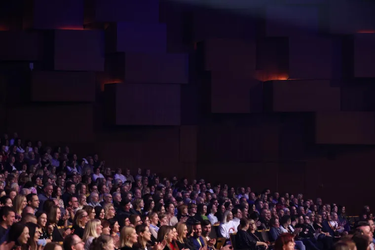 Prekrasna Zorica Kondža u crvenom priredila koncert za pamćenje u Koncertnoj dvorani 'Vatroslava Lisinskog'