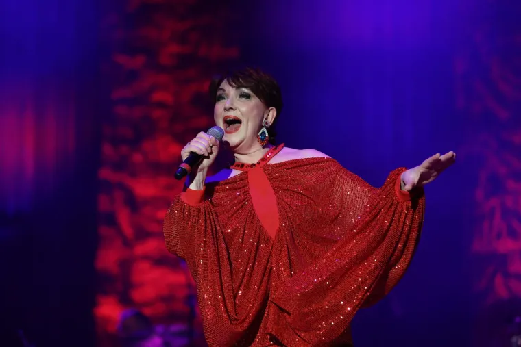 Prekrasna Zorica Kondža u crvenom priredila koncert za pamćenje u Koncertnoj dvorani 'Vatroslava Lisinskog'