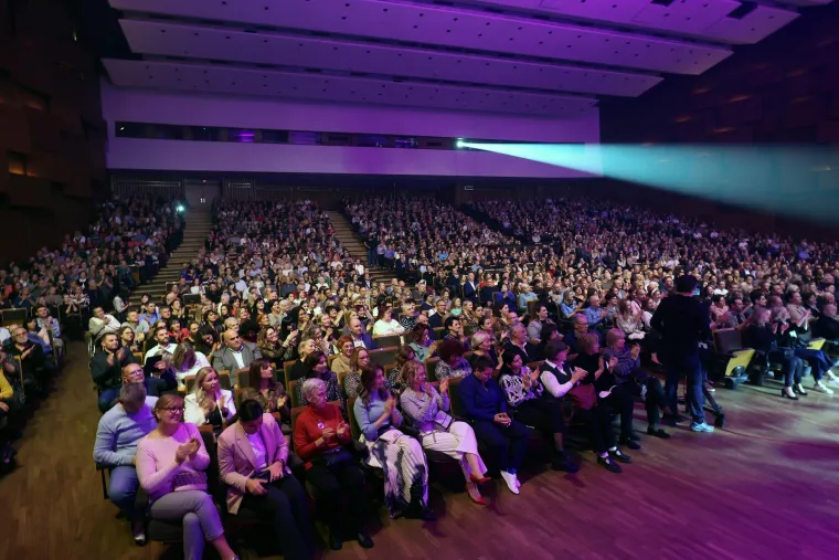 Prekrasna Zorica Kondža u crvenom priredila koncert za pamćenje u Koncertnoj dvorani 'Vatroslava Lisinskog'