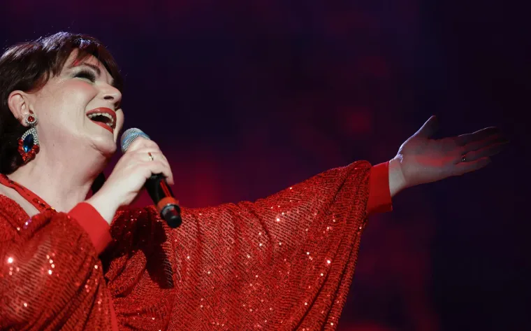 Prekrasna Zorica Kondža u crvenom priredila koncert za pamćenje u Koncertnoj dvorani 'Vatroslava Lisinskog'