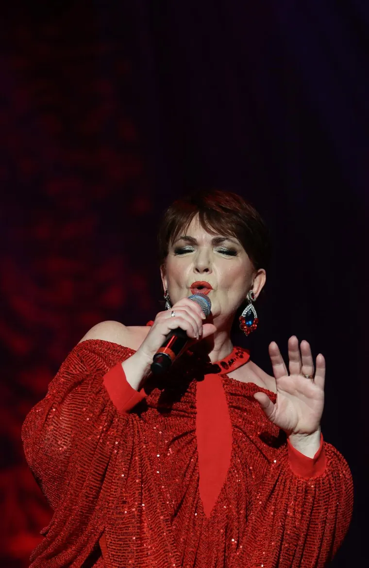 Prekrasna Zorica Kondža u crvenom priredila koncert za pamćenje u Koncertnoj dvorani 'Vatroslava Lisinskog'