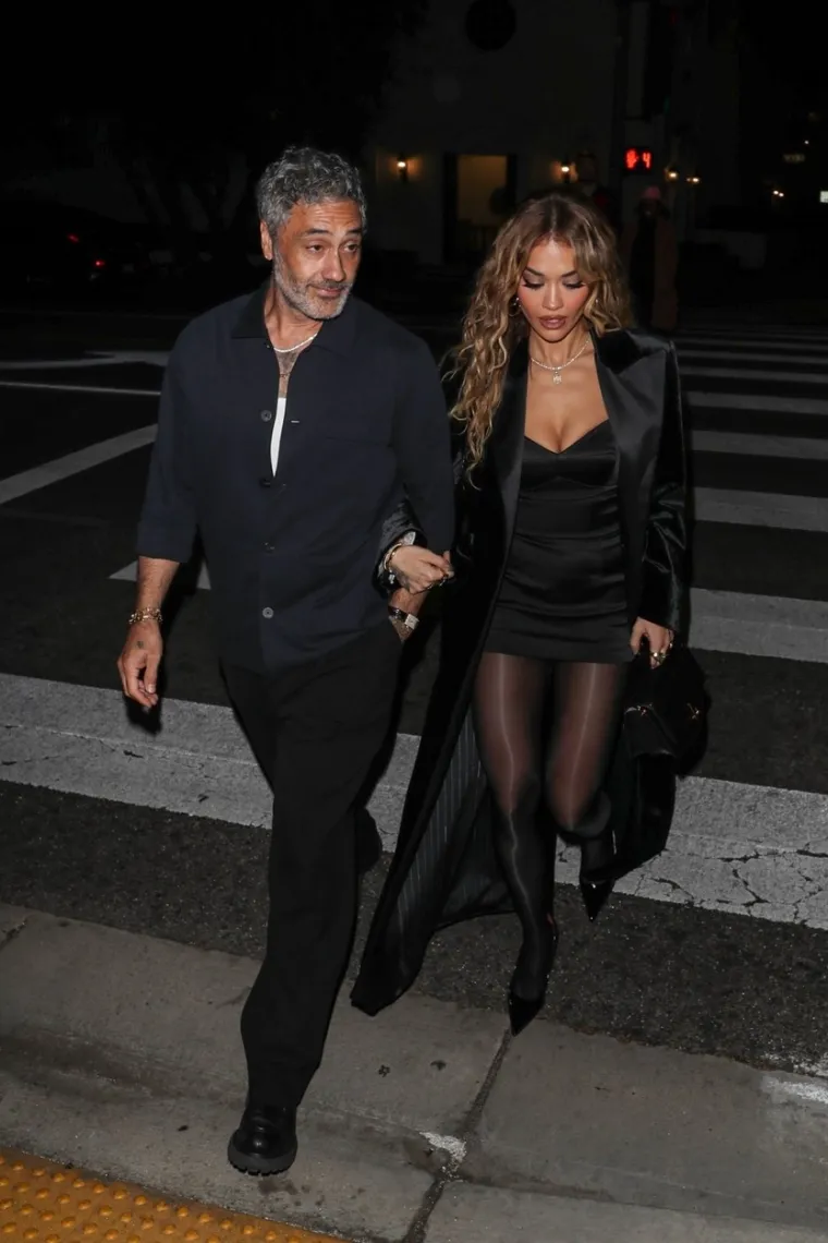 Slavna Kosovarka doživjela gaf života: Iza&scaron;la je sa suprugom u prekratkoj haljini i pokazala ono &scaron;to ni u snu nije htjela