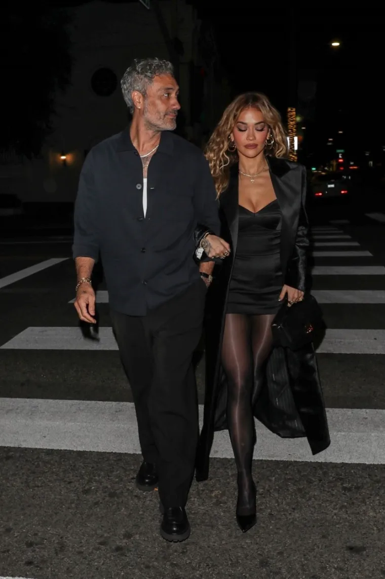 Slavna Kosovarka doživjela gaf života: Iza&scaron;la je sa suprugom u prekratkoj haljini i pokazala ono &scaron;to ni u snu nije htjela