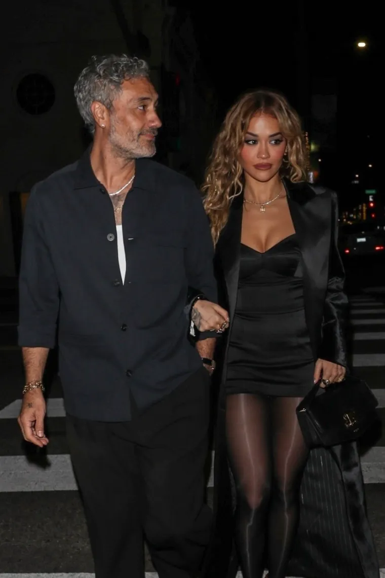 Slavna Kosovarka doživjela gaf života: Iza&scaron;la je sa suprugom u prekratkoj haljini i pokazala ono &scaron;to ni u snu nije htjela