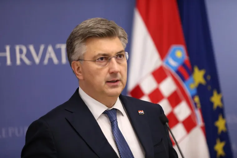 Te&scaron;ki dani za Plenkovića: Pogledajte kako je pokislo izgledao dok je najavljivao Anu&scaron;ića za novog ministra obrane