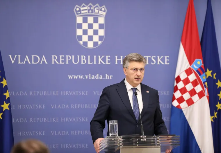 Te&scaron;ki dani za Plenkovića: Pogledajte kako je pokislo izgledao dok je najavljivao Anu&scaron;ića za novog ministra obrane