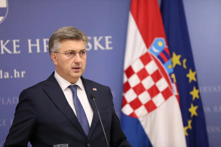 Te&scaron;ki dani za Plenkovića: Pogledajte kako je pokislo izgledao dok je najavljivao Anu&scaron;ića za novog ministra obrane