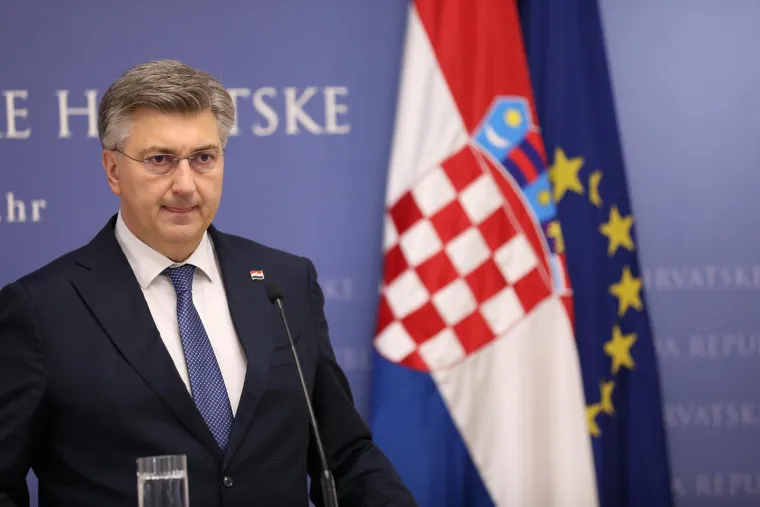 Te&scaron;ki dani za Plenkovića: Pogledajte kako je pokislo izgledao dok je najavljivao Anu&scaron;ića za novog ministra obrane