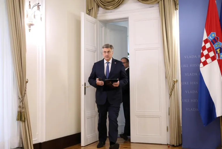 Te&scaron;ki dani za Plenkovića: Pogledajte kako je pokislo izgledao dok je najavljivao Anu&scaron;ića za novog ministra obrane