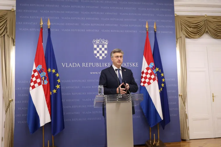 Te&scaron;ki dani za Plenkovića: Pogledajte kako je pokislo izgledao dok je najavljivao Anu&scaron;ića za novog ministra obrane