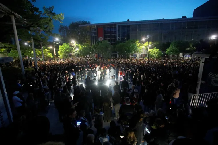 Seksi influencerica privukla pažnju kreacijom izrezanom na guzi, a Neda Ukraden zablistala u klasičnom odijelu