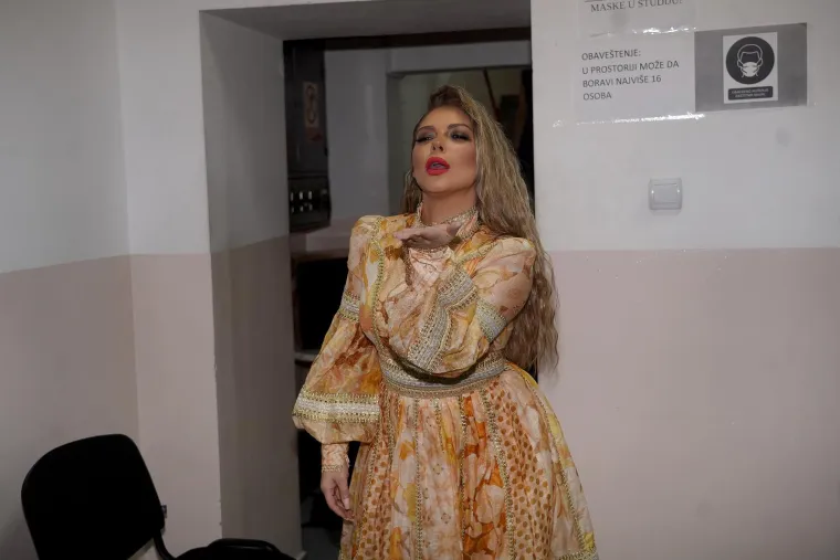 Seksi influencerica privukla pažnju kreacijom izrezanom na guzi, a Neda Ukraden zablistala u klasičnom odijelu