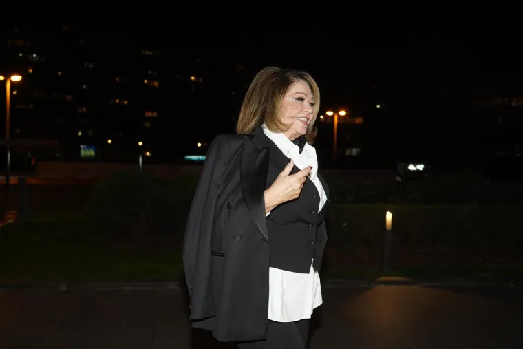 Seksi influencerica privukla pažnju kreacijom izrezanom na guzi, a Neda Ukraden zablistala u klasičnom odijelu