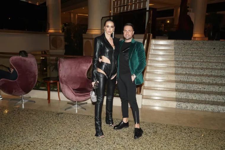 Seksi influencerica privukla pažnju kreacijom izrezanom na guzi, a Neda Ukraden zablistala u klasičnom odijelu