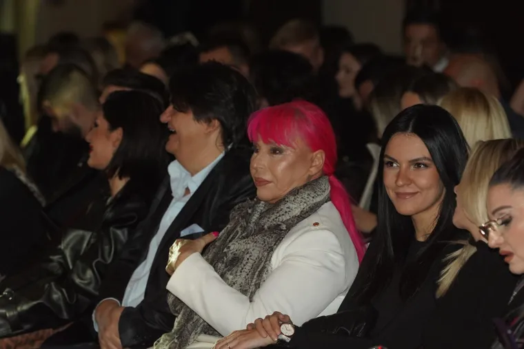 Seksi influencerica privukla pažnju kreacijom izrezanom na guzi, a Neda Ukraden zablistala u klasičnom odijelu