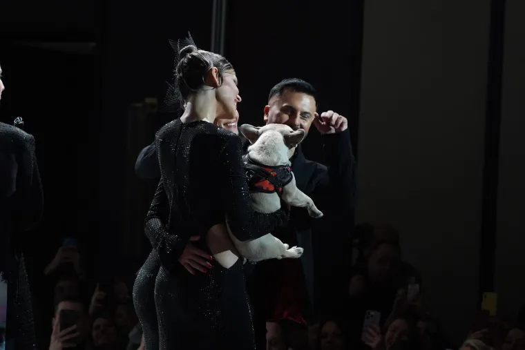 Seksi influencerica privukla pažnju kreacijom izrezanom na guzi, a Neda Ukraden zablistala u klasičnom odijelu