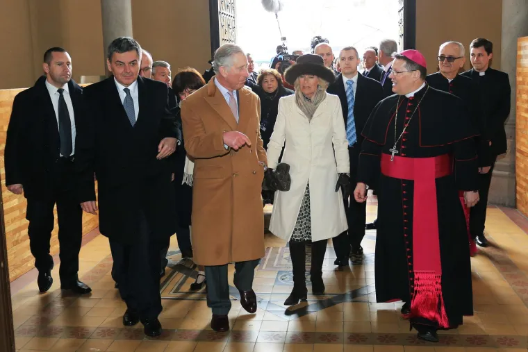 Njihove kraljevske visosti princ od Walesa i vojvotkinja od Cornwalla tijekom posjeta Osijeku obišli su konkatedralu svetog Petra i Pavla gdje su se susreli s konzervatorima i majstorima koji su obnovili konkatedralu nakon Domovinskog rata, 2016.