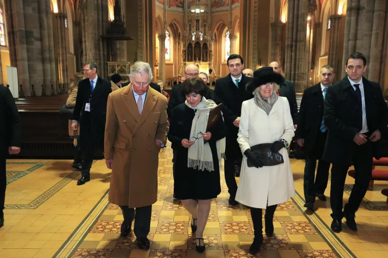 Njihove kraljevske visosti princ od Walesa i vojvotkinja od Cornwalla tijekom posjeta Osijeku obišli su konkatedralu svetog Petra i Pavla gdje su se susreli s konzervatorima i majstorima koji su obnovili konkatedralu nakon Domovinskog rata, 2016.