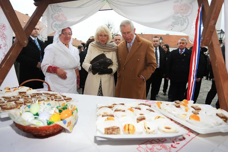 Njihove kraljevske visosti princ od Walesa i vojvotkinja od Cornwalla tijekom posjeta Osijeku obišli su Trg sv. Trojstva u Tvrđi gdje su obišli štandove s ekološkim proizvodima domaćih proizvođača i članice udruge Rubina koje njeguju izradu zlatoveza, 2016.