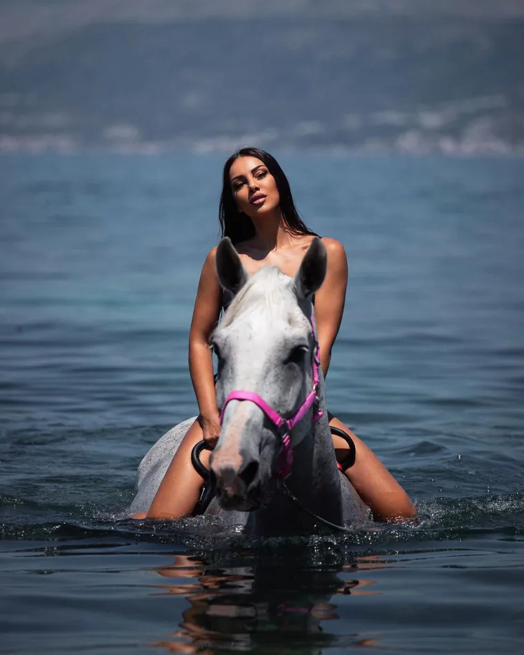 Žanamari Perčić u bikiniju jahala konja