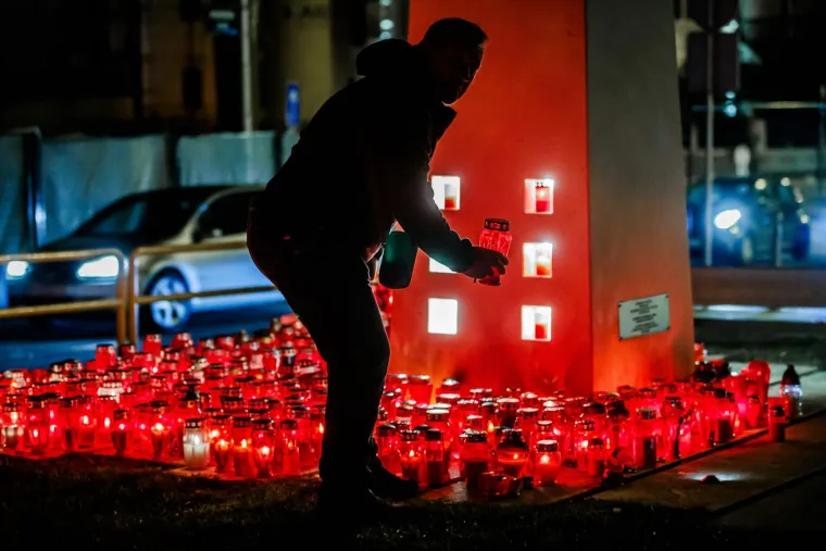 Hrvatska se prisjeća vukovarske žrtve: U Splitu uoči spomendana zapaljeno mno&scaron;tvo svijeća i lampiona