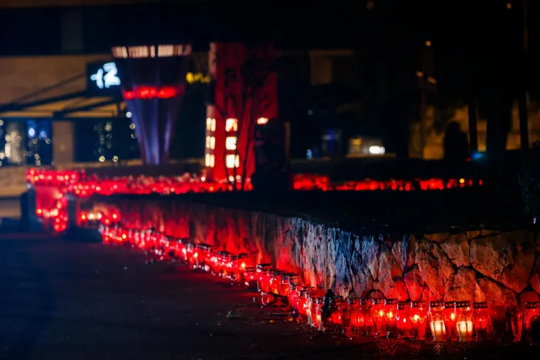 Hrvatska se prisjeća vukovarske žrtve: U Splitu uoči spomendana zapaljeno mno&scaron;tvo svijeća i lampiona