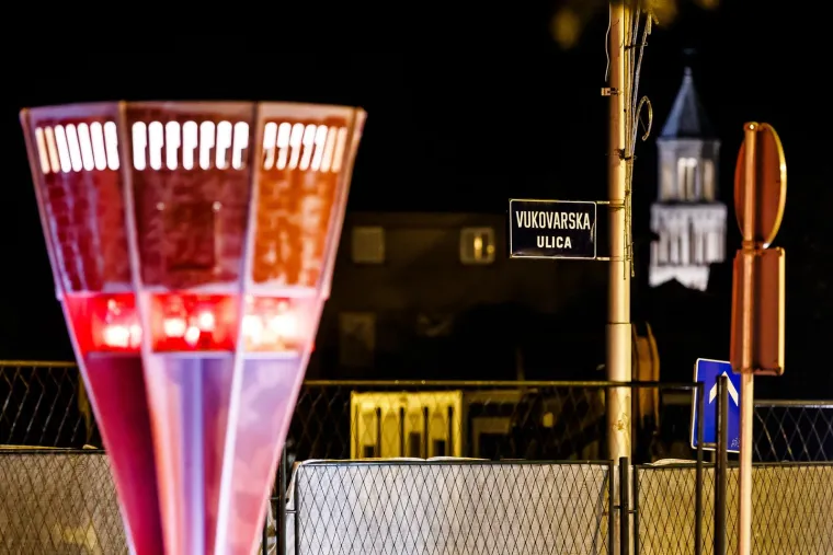 Hrvatska se prisjeća vukovarske žrtve: U Splitu uoči spomendana zapaljeno mno&scaron;tvo svijeća i lampiona