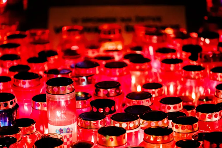 Hrvatska se prisjeća vukovarske žrtve: U Splitu uoči spomendana zapaljeno mno&scaron;tvo svijeća i lampiona