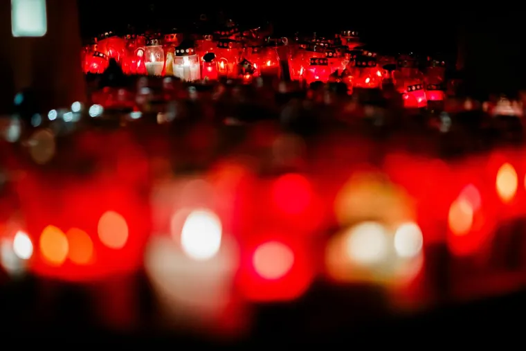 Hrvatska se prisjeća vukovarske žrtve: U Splitu uoči spomendana zapaljeno mno&scaron;tvo svijeća i lampiona