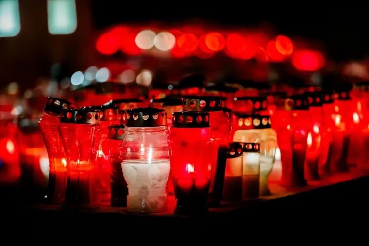 Hrvatska se prisjeća vukovarske žrtve: U Splitu uoči spomendana zapaljeno mno&scaron;tvo svijeća i lampiona