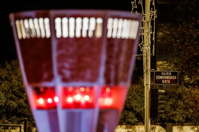 Hrvatska se prisjeća vukovarske žrtve: U Splitu uoči spomendana zapaljeno mno&scaron;tvo svijeća i lampiona